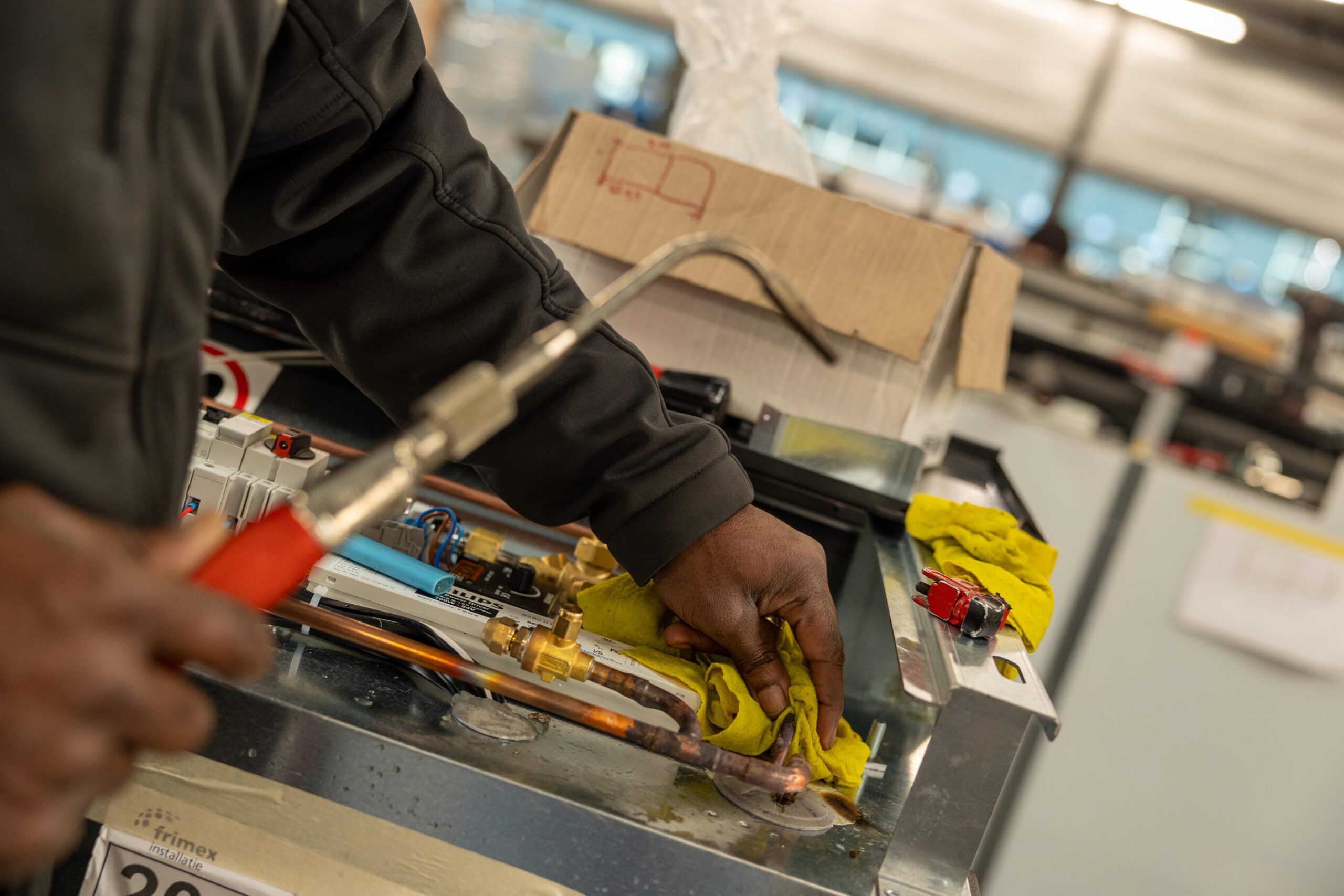 Frimex monteur, aan het werk, zoveel mogelijk gasloos