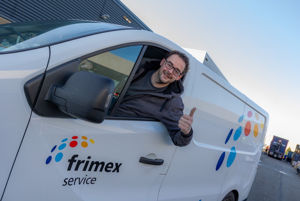Service monteur in zijn bus onderweg aan het werk voor Frimex
